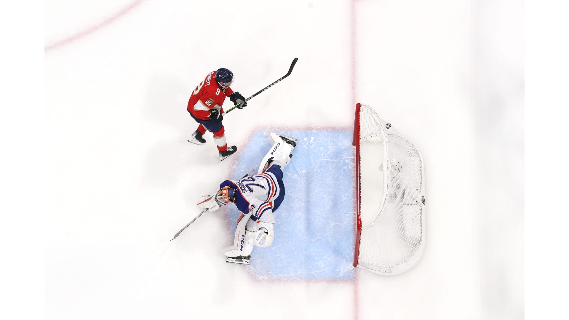 Panthers dominate Oilers in Game 3, take series lead in Stanley Cup Final 30 Panthers forward Sam Bennet scores a goal