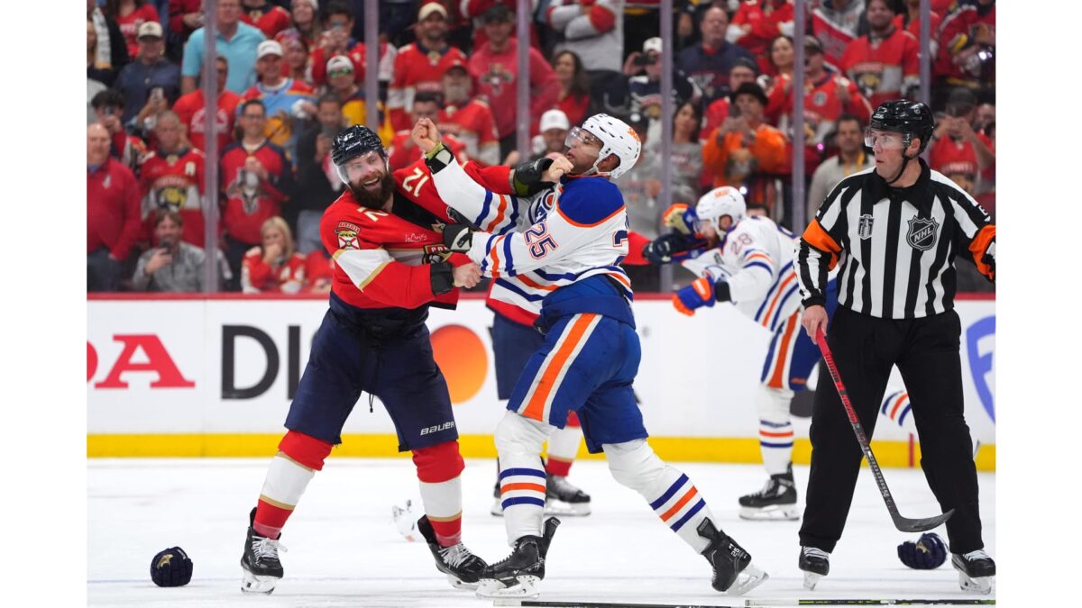 Panthers and Oilers players scrap mid-game