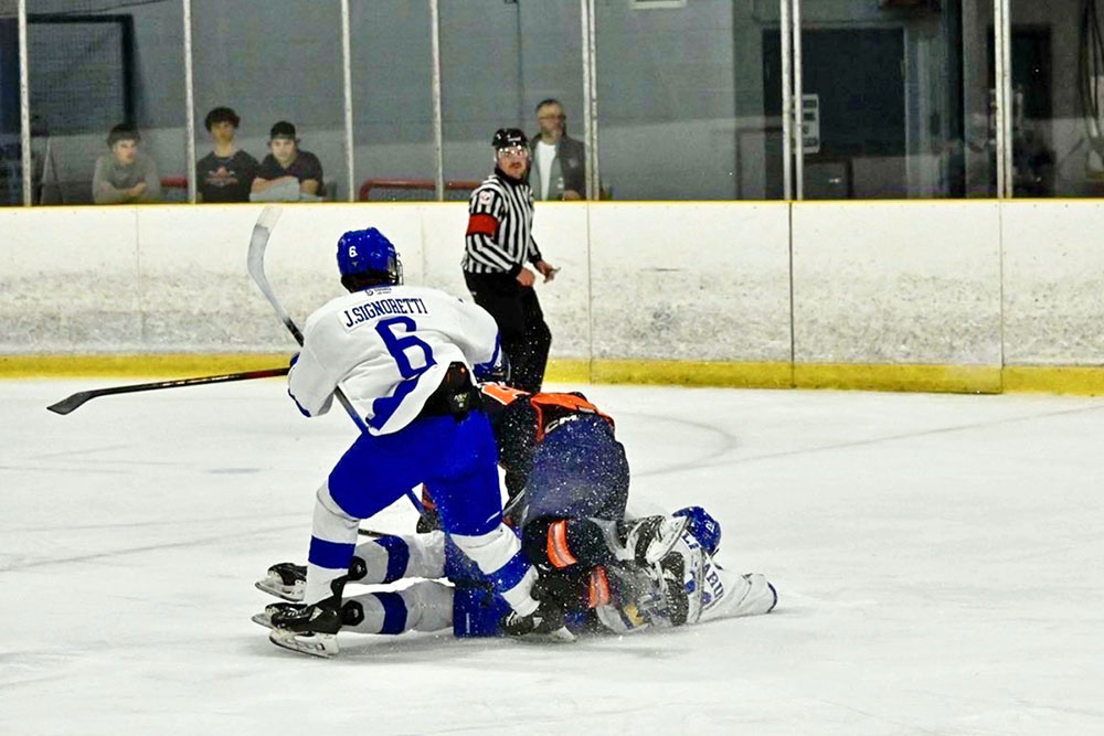 Soo Thunderbirds split weekend to close out September 30 Cubs and Thunderbirds players collide during a game